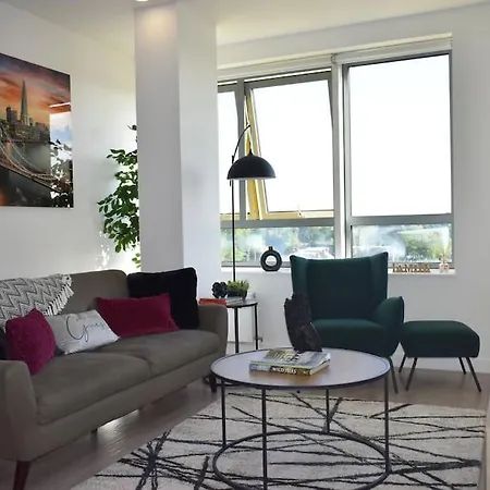 City Centre Oasis: 2-Bed Apartment with Parking and Rooftop Terrace Bracknell Exterior photo