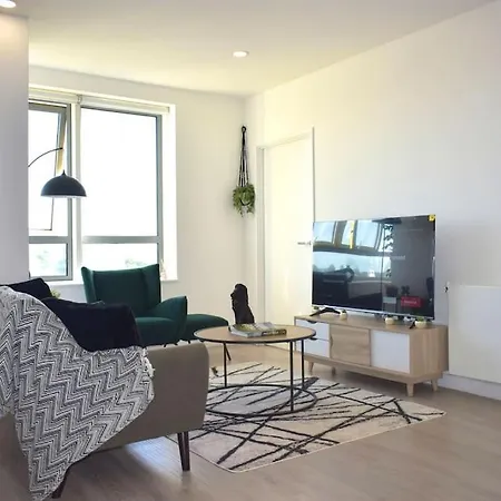 City Centre Oasis: 2-Bed Apartment with Parking and Rooftop Terrace Bracknell Exterior photo