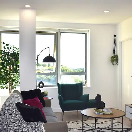 City Centre Oasis: 2-Bed Apartment with Parking and Rooftop Terrace Bracknell Exterior photo