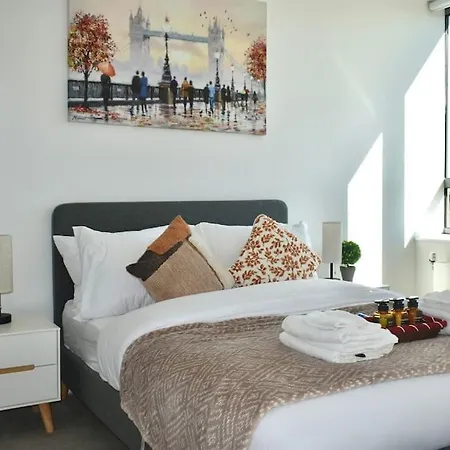 City Centre Oasis: 2-Bed Apartment with Parking and Rooftop Terrace Bracknell Exterior photo