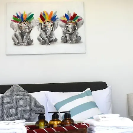 City Centre Oasis: 2-Bed Apartment with Parking and Rooftop Terrace Bracknell Exterior photo
