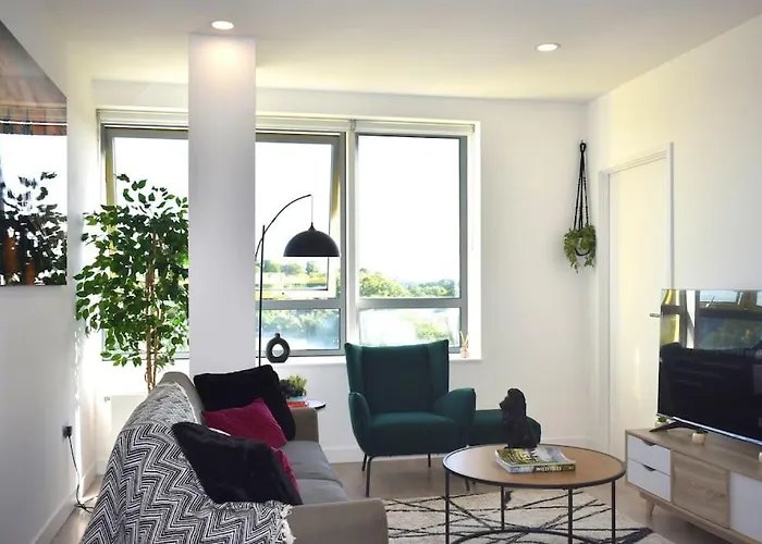 Modern 2-Bed Apartment Near Ascot & Legoland, Sleep Upto 4 Guests, Pet Friendly, Parking Available On Request!