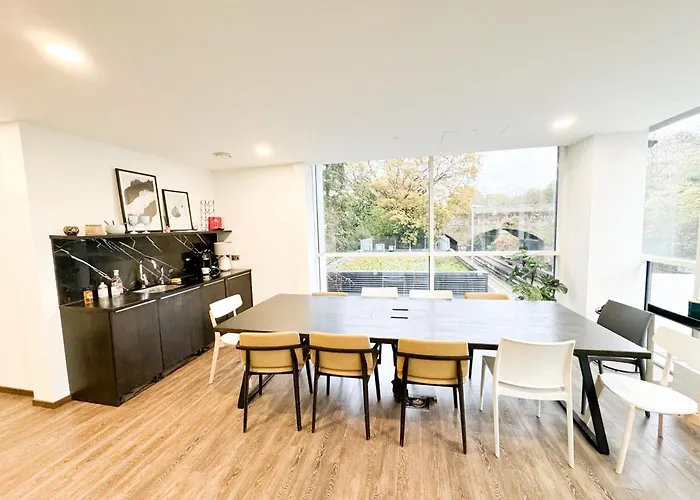 Modern 2-Bed Apartment Near Ascot & Legoland, Sleep Upto 4 Guests, Pet Friendly, Parking Available On Request!