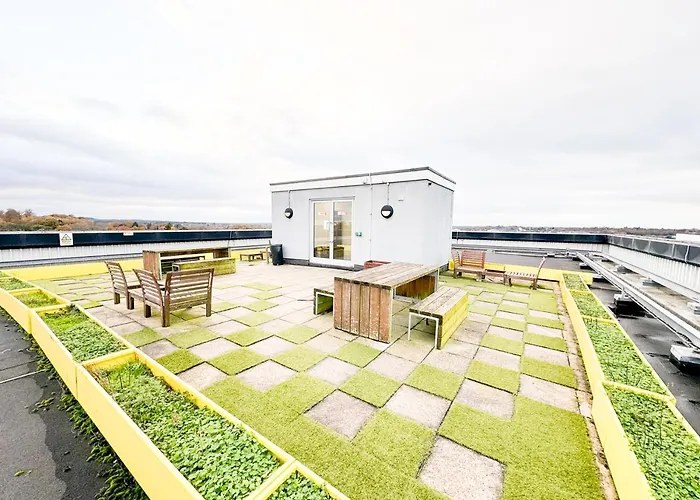 Modern 2-Bed Apartment Near Ascot & Legoland, Sleep Upto 4 Guests, Pet Friendly, Parking Available On Request!