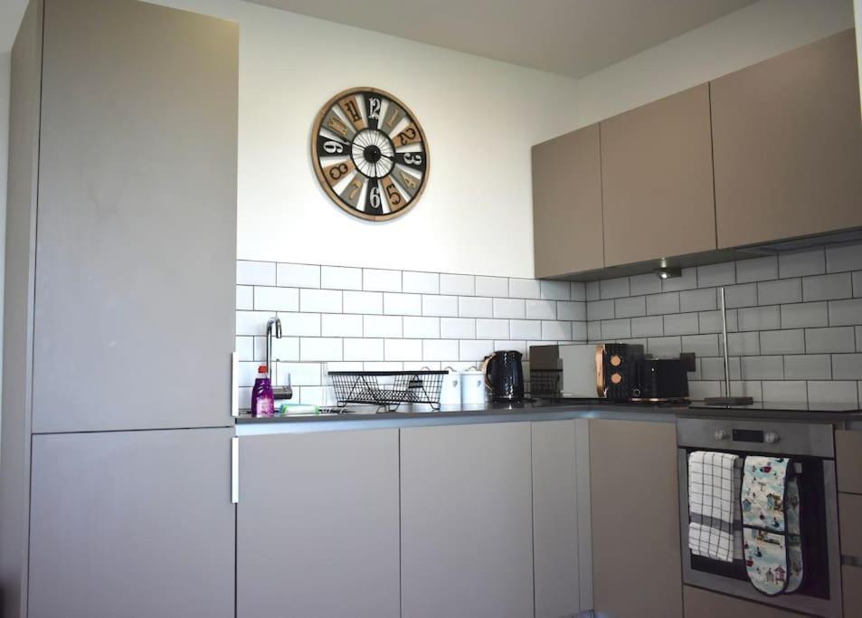Apartment Centre Oasis: 2-bed With Parking And Rooftop Terrace Bracknell
