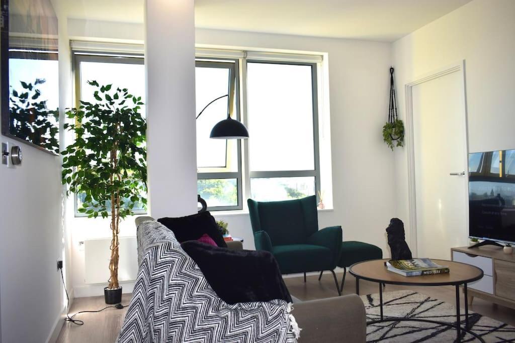 Apartment Centre Oasis: 2-bed With Parking And Rooftop Terrace Bracknell