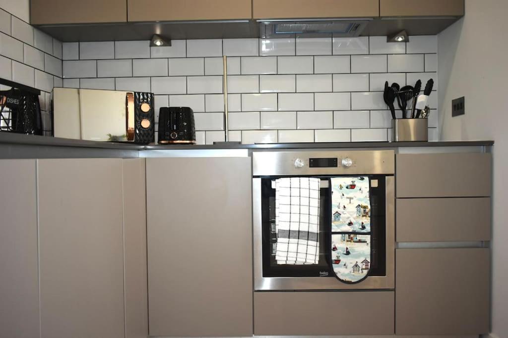 Centre Oasis: 2-bed With Parking And Rooftop Terrace * Bracknell