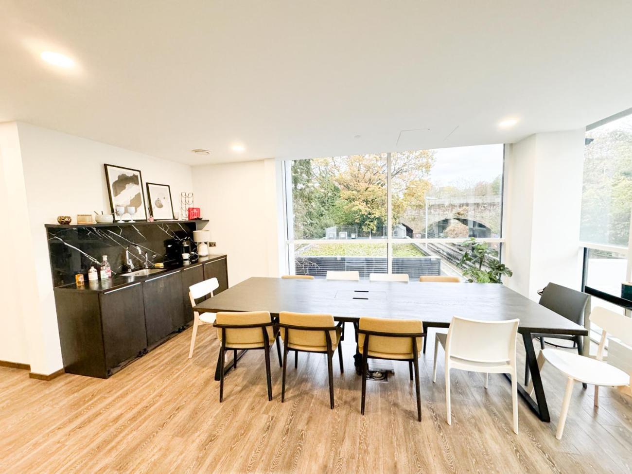 Centre Oasis: 2-bed With Parking And Rooftop Terrace Apartment Bracknell