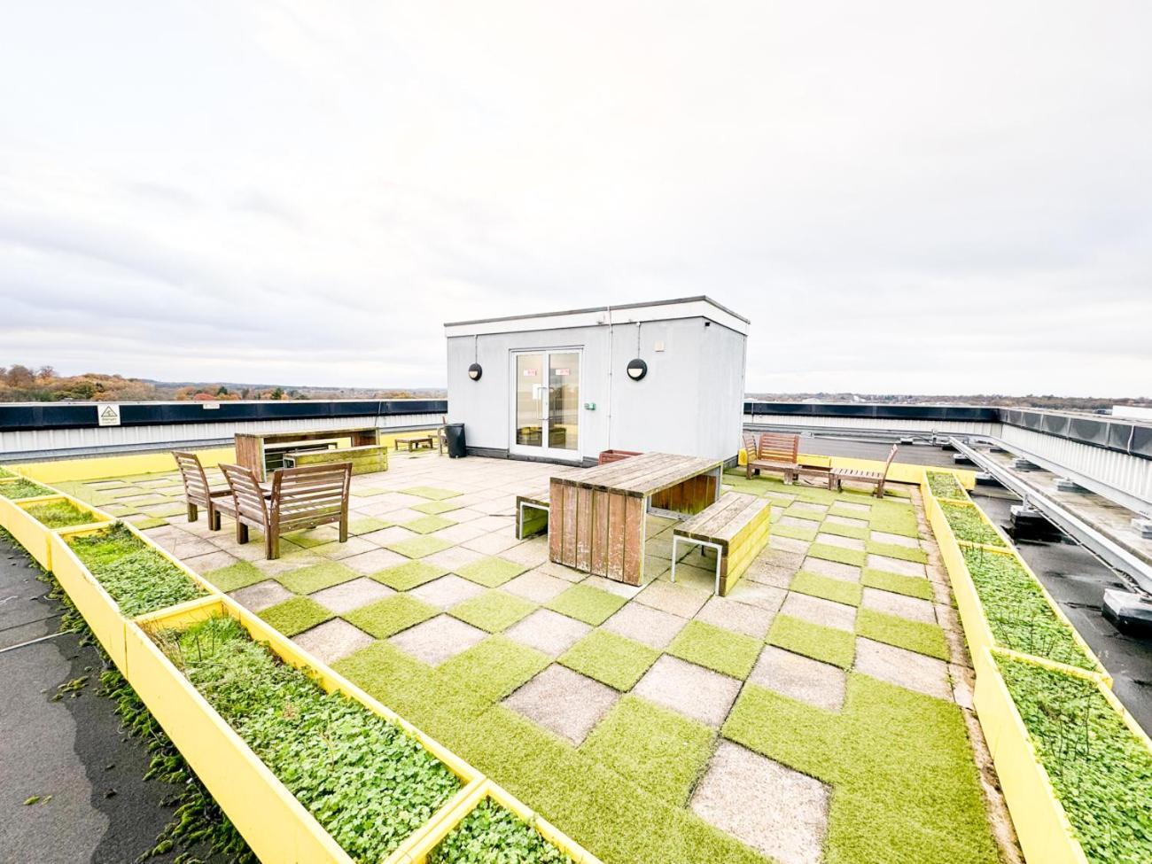 Centre Oasis: 2-bed With Parking And Rooftop Terrace Apartment